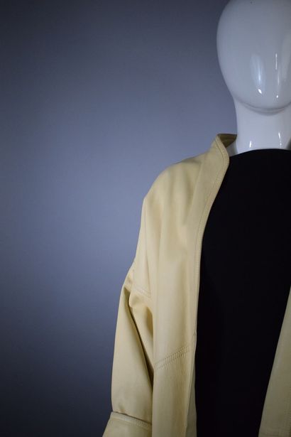 null LOEWE



Pale yellow skin overcoat with geometric cut and two large pockets...