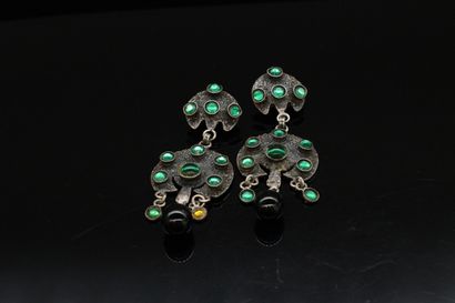 null HENRY PERICHON (said 1910-1970)



Blackened hammered metal ear clips with green...
