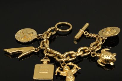 null CHANEL



Bracelet with gilded metal pendants featuring a clover, an angel,...