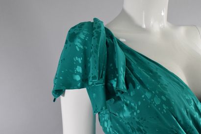null LORIS AZZARO Haute couture

Circa 1980



Green asymmetrical cocktail dress...