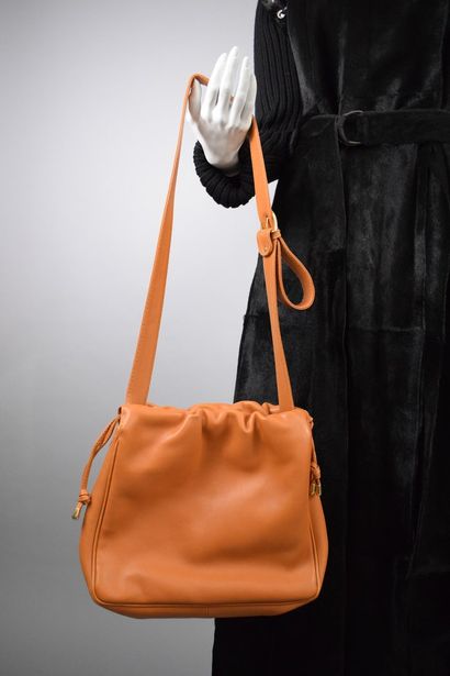 null LANCEL



Charming bucket bag in tan leather with a large L on the front.

Link...