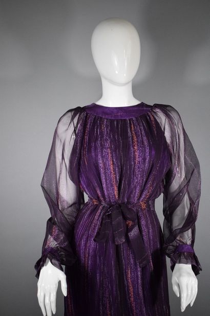 null ANONYME 

Circa 1970



Robe plissée violet à imprimés orange et mauve.

Manches...