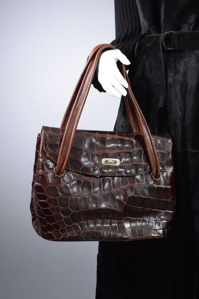 null ANONYME 



Joli sac en crocodile chocolat à longues anses permettant un porté...