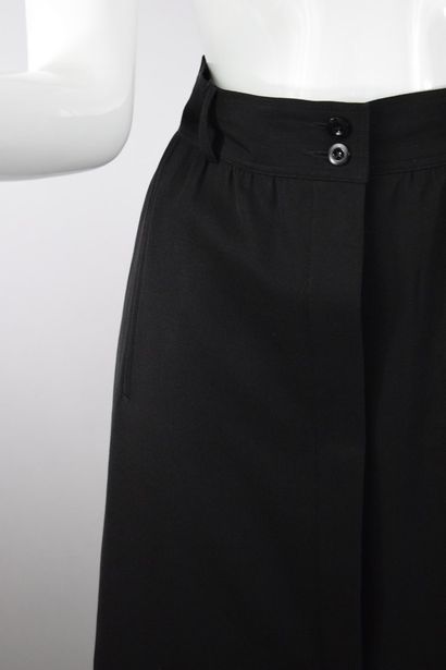 null ESCADA



Nice black straight skirt with front buttoning, two vertical piped...