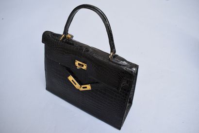 null ANONYMOUS



Lot of three bags composed:



- Louis Féraud Paris, black patent...