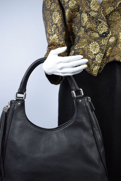 null CHANEL 



Black grained leather bag carried by hand or shoulder, two zips on...