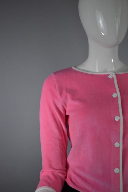 null COURREGES



Cardigan en fine bouclette rose vif et blanc à fermeture à pression...