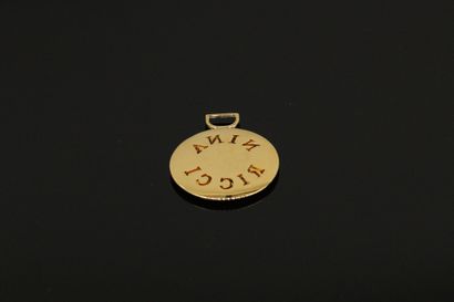 null 
NINA RICCI



Pendeloque zip pull in gold metal with the name of the House....