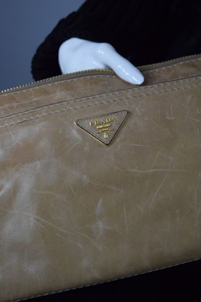 null PRADA 



Natural aged leather clutch bag, hand-carried, golden metal jewelry.

Giant...