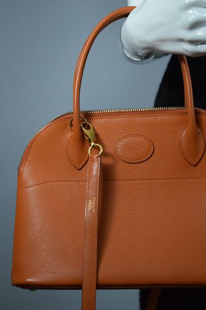 null HERMES PARIS



Small bag "Bolide" in orange goat, with zip all along, double...