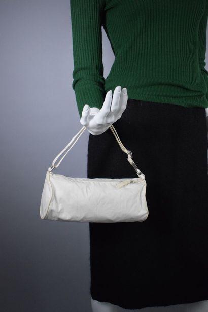 PRADA 
 
Mini sac cylindrique en toile blanche...