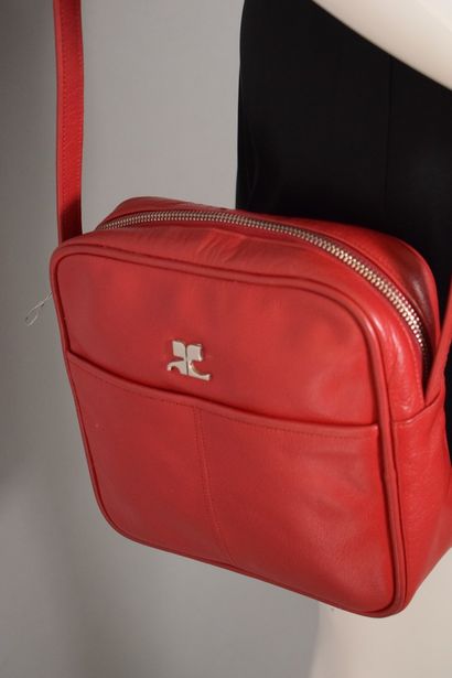 null COURREGES



Joli sac bandoulière en cuir rouge rectangulaire, une grande poche...