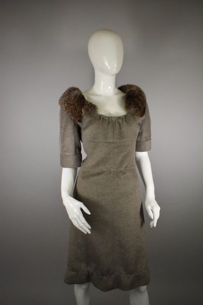 null LOUIS VUITTON



Wool and angora blend dress with rabbit fur collar slightly...