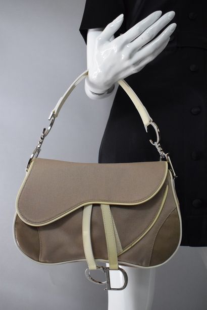 null CHRISTIAN DIOR 



Bag model "double saddle" in greige canvas, covered canvas...