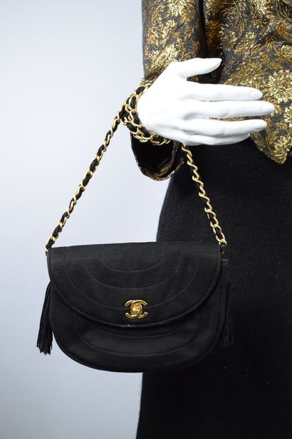 null CHANEL 



Black jersey bag, half-moon model with parallel stitching. Swivel...