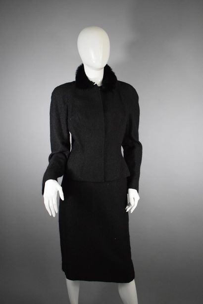 null MUGLER



Iridescent black wool blend outfit with removable black fur collar....