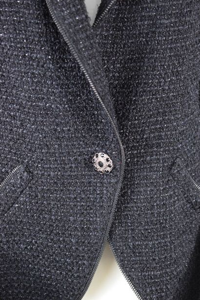 null CHANEL



Black and silver tweed blazer jacket punctuated with zippers imitating...