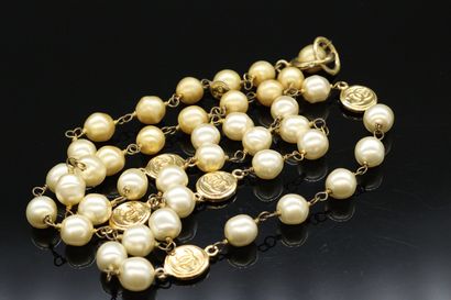 null CHANEL



Important sautoir faintaisie en métal doré formé de perles (plastiques)...