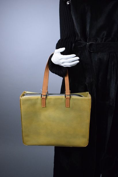 null LOUIS VUITTON 



Pale yellow patent leather and natural leather bag. 

Golden...