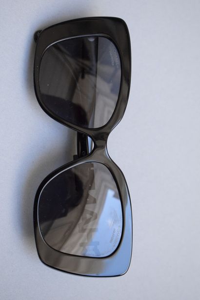 null CHANEL



Pair of sunglasses with their case. 

Chanel in black rhinestones...