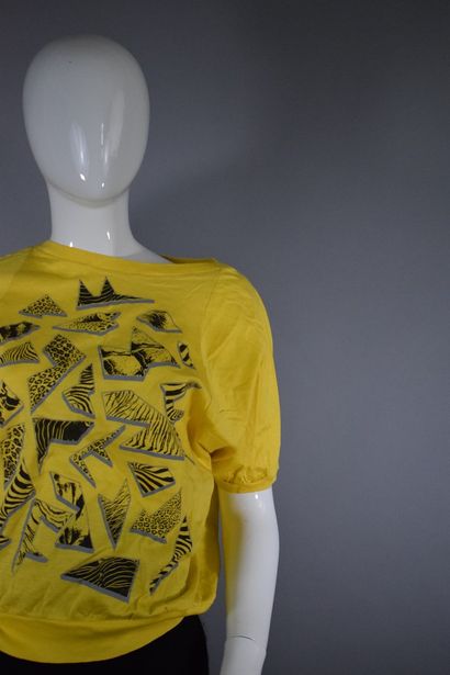 null FENDI 



T-shirt en coton jaune à imprimé animaliers structurés. 

Taille resserée....