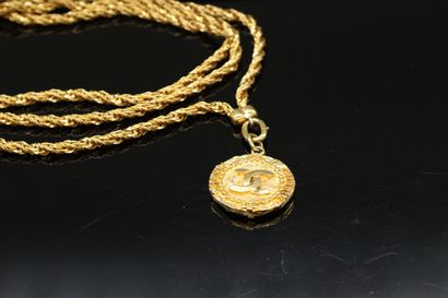 null CHANEL



Very long necklace in gilded metal with twisted mesh, holding a medallion...