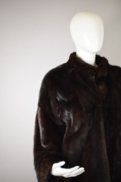 null SPRUNG FRERES (attributed to)



Three quarter coat in chocolate mink, hook...
