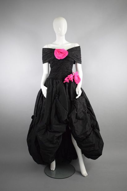 null LORIS AZZARO Haute couture



Black taffeta evening gown with asymmetrical puffed...