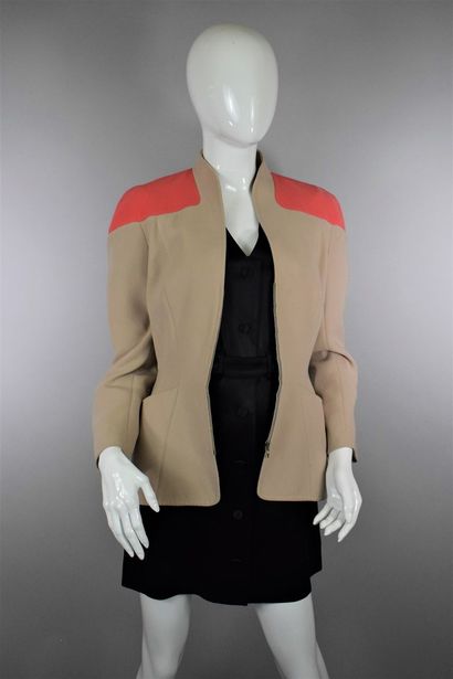 null THIERRY MUGLER

Circa 1990.



Two-tone beige and pink jacket with patch pockets,...