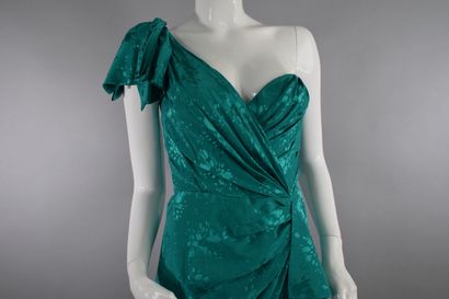 null LORIS AZZARO Haute couture

Circa 1980



Green asymmetrical cocktail dress...