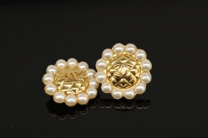 null CHANEL



Pair of gold-plated metal ear clips with a floral shape surrounded...