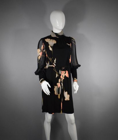 null LEONARD



Short dress in silk and black silk chiffon with stylized floral prints.

Funnel...