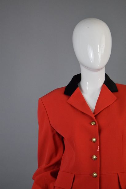 null HERMES Paris



Red riding jacket with black collar, with nice buttoning signed...
