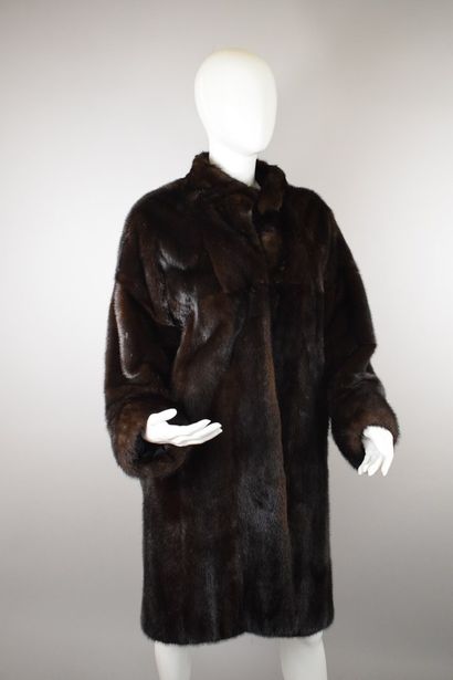 null SPRUNG FRERES (attributed to)



Three quarter coat in chocolate mink, hook...