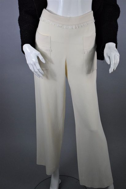 null CHANEL



Ecru silk pants with fringe detail on the belt and pockets. 

Side...
