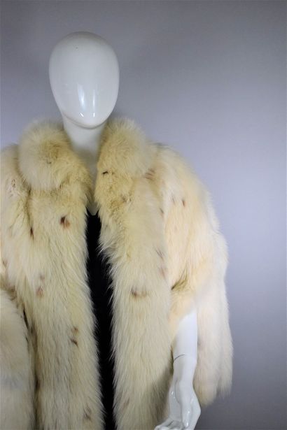 null SPRUNG FRERES



White fox fur with short sleeves decorated with fox tails....
