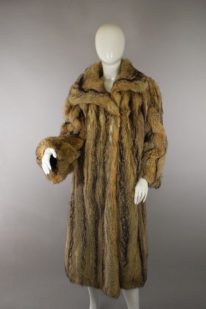 null ANONYMOUS



Long coat in ash fox, front closure by hook. 

Wear and slight...