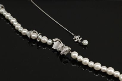 null CHANEL



Collier adaptable en perles fantaisie et éléments strassés argentés...