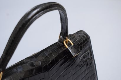 null ANONYMOUS



Lot of three bags composed:



- Louis Féraud Paris, black patent...
