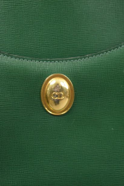 null 
CHRISTIAN DIOR 

Circa 1980 



Rounded handbag in green leather and gold jewelry....