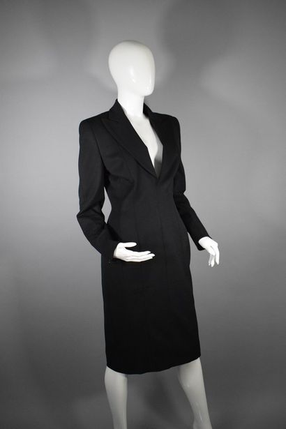 null BALMAIN



Black wool blend dress with tuxedo collar, fitted at the waist. 

Zip...