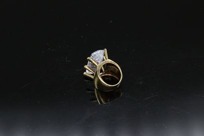 null DANIEL SWAROVSKI 



Golden metal ring holding a sparkling imitation stone....
