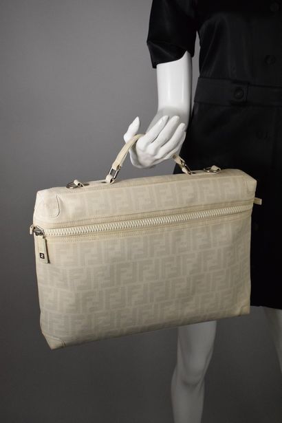 null FENDI 



Semi-rigid briefcase with white and grey zucca print in canvas. 

Removable...