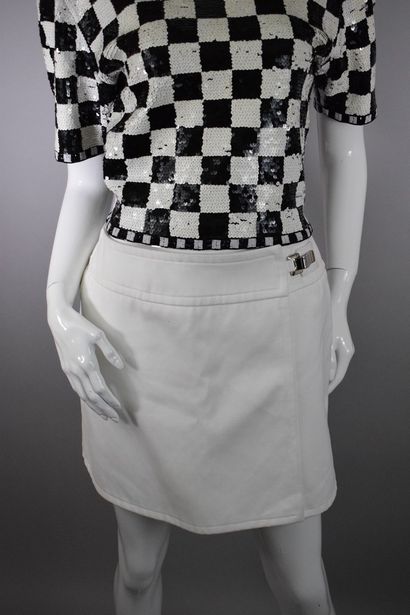 null COURREGES



White skirt typical of the House with hook closure on the side...
