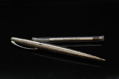 null CHRISTIAN DIOR 



Beautiful silver quilted ballpoint pen, signed. 

In its...