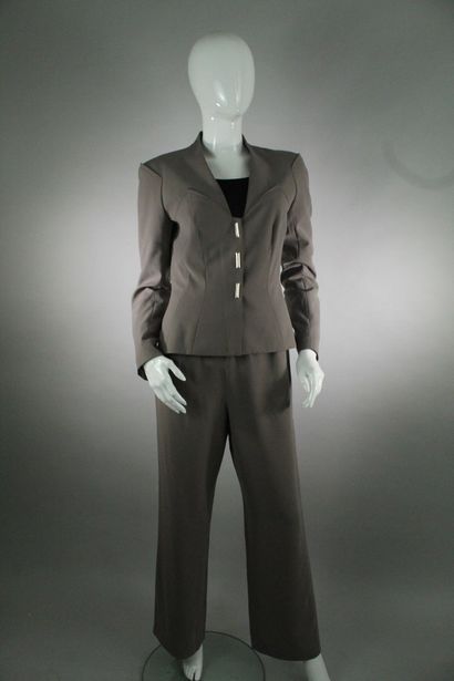 null MUGLER 



Mouse grey fluid pants suit, the jacket with geometric buttons and...