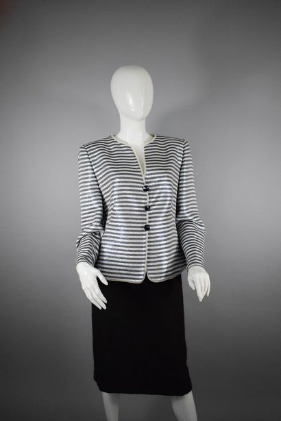 null ARMANI Collezioni



Straight jacket with silver and blue lurex stripes.

Central...