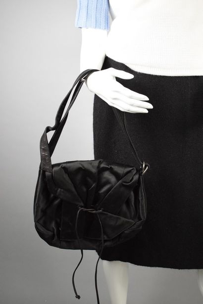 null AZZARO 

Shoulder, hand or shoulder bag, in black leather and silk. 

Pleated...