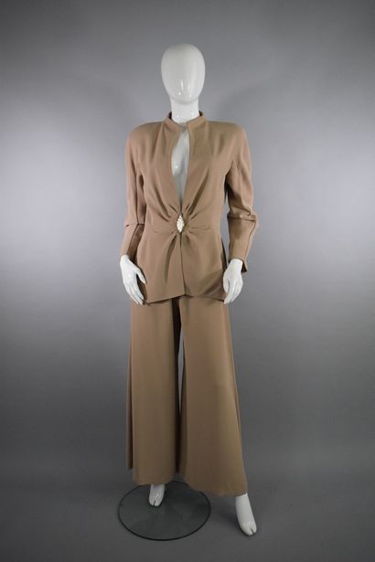 null THIERRY MUGLER 



Set composed of a structured jacket and a fluid panatalon...
