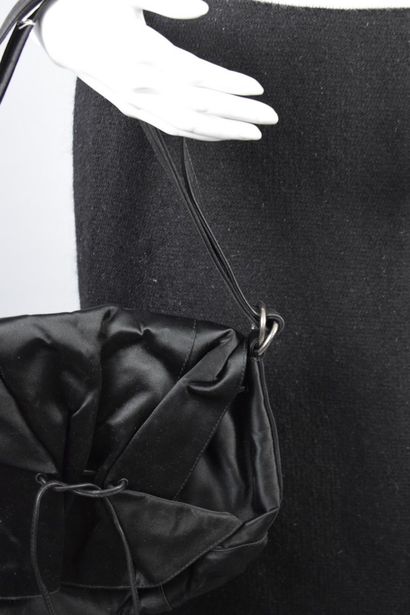 null AZZARO 

Shoulder, hand or shoulder bag, in black leather and silk. 

Pleated...